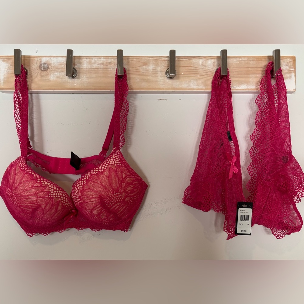 Packaged GROUP Frederick's of Hollywood Fuchsia Lace Bra with 2 Panties Set